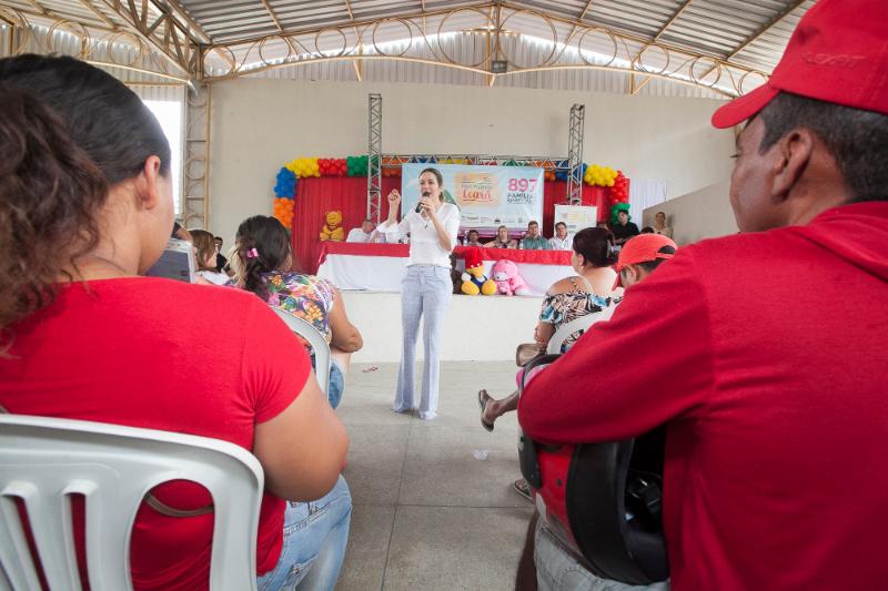 Primeira-dama do Ceará comanda encontros do Cartão Mais Infância em Fortaleza