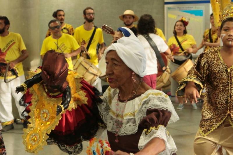 Carnaval no Metrô: Maracatu Solar faz apresentação na estação José de Alencar