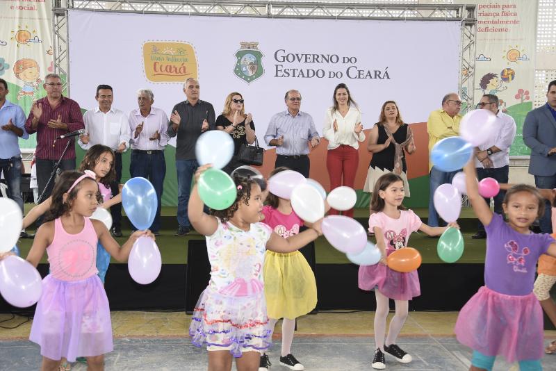 Primeira-dama do Ceará participa de lançamento do Cartão Mais Infância para 477 famílias em Maranguape