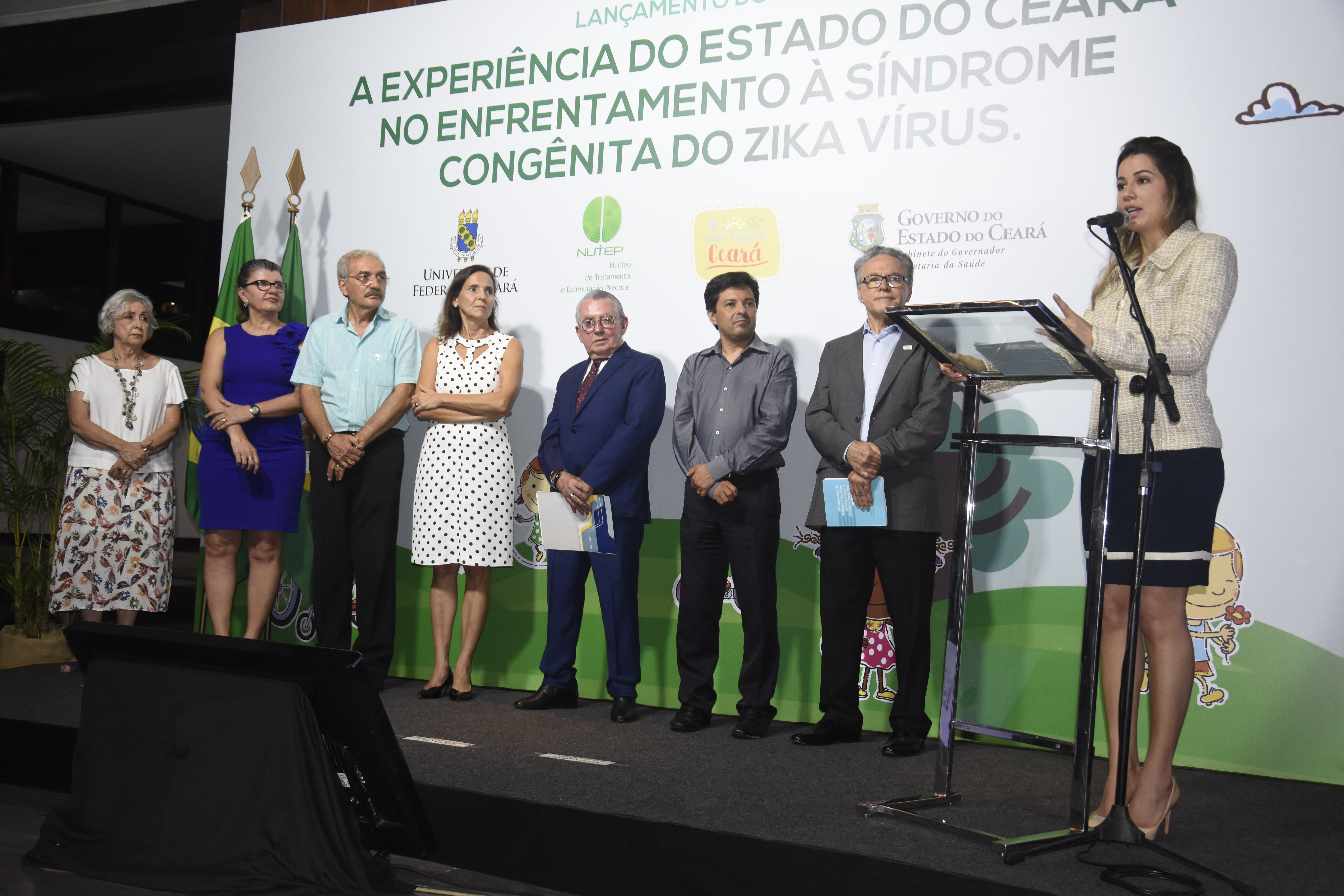 Livro sobre experiência do Ceará no enfrentamento ao Zika Vírus é lançado no Palácio da Abolição