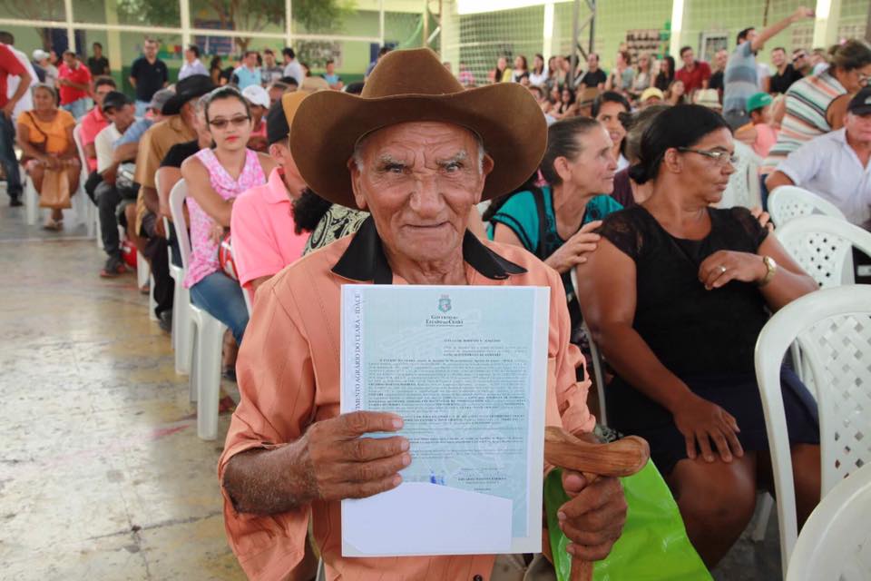 Governo do Ceará entrega cerca de 15 mil títulos de terra em três anos