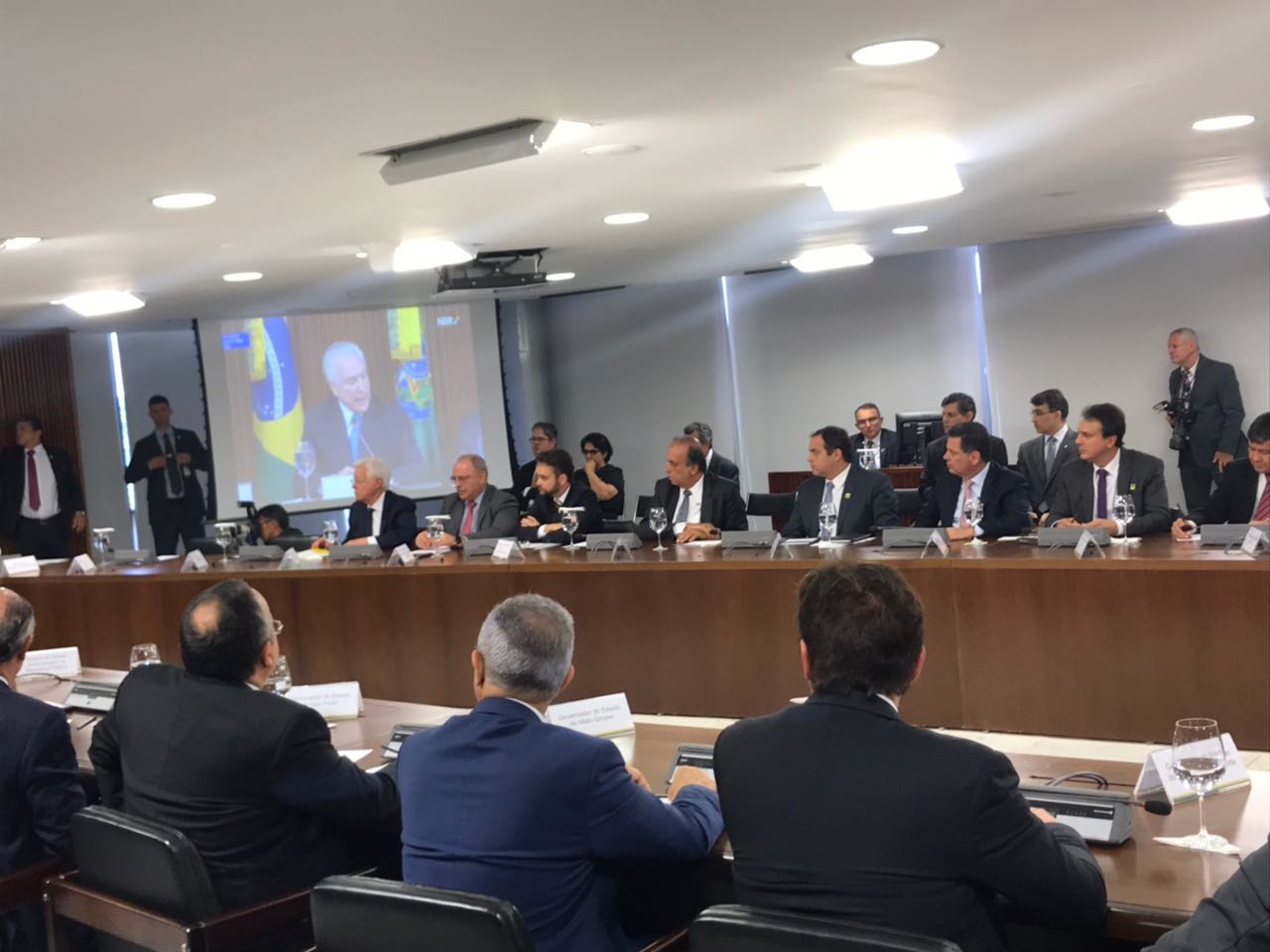 Em reunião com presidente e governadores, Camilo Santana defende sistema único de segurança no País