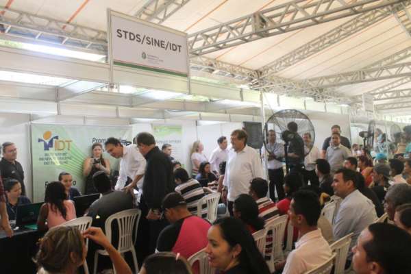 Governo do Ceará promove serviços na Praça do Ferreira em comemoração ao Dia do Trabalhador