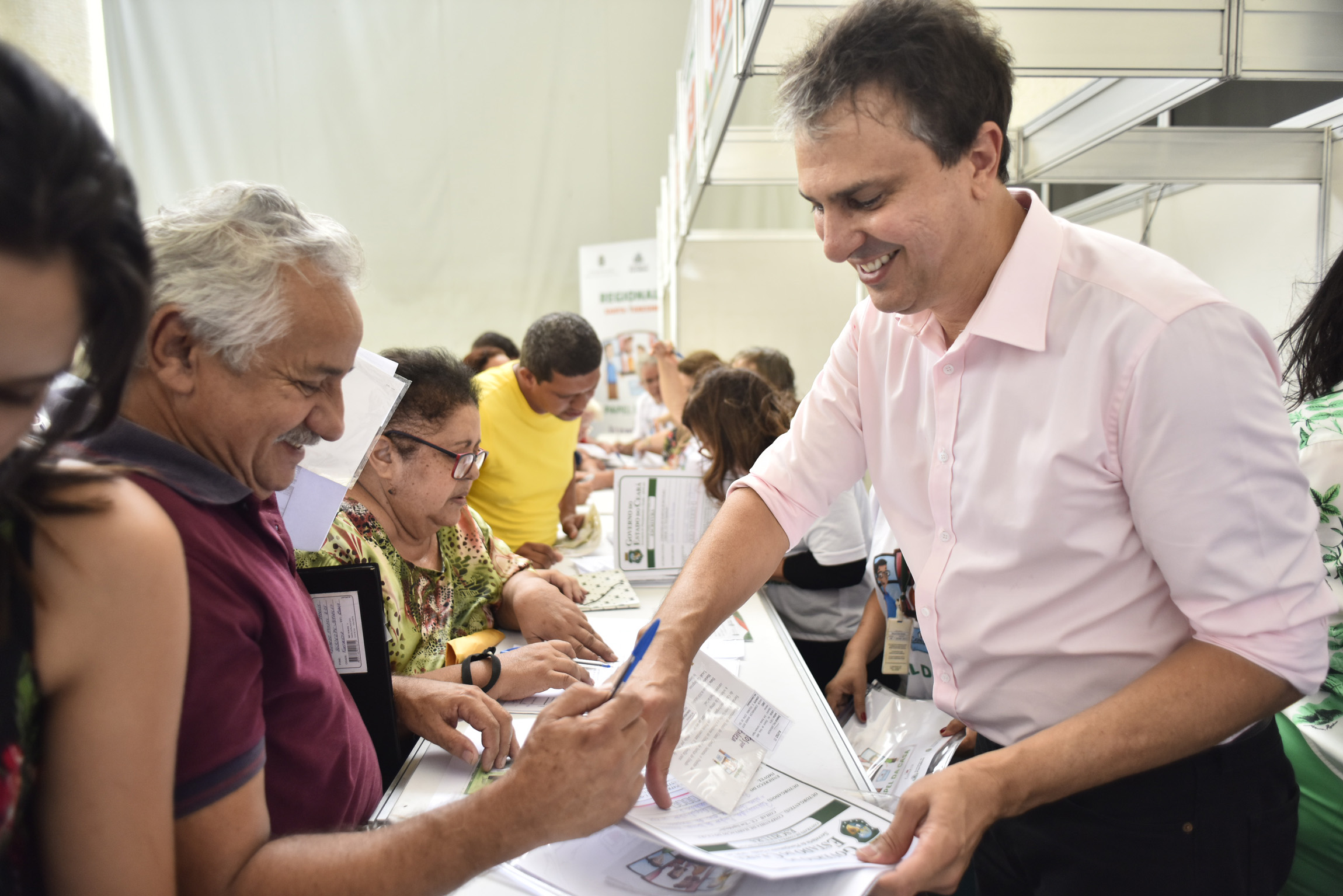 Mais de mil famílias de Fortaleza que esperavam por escrituras de imóveis há cerca de 40 anos são beneficiadas pelo programa Papel da Casa