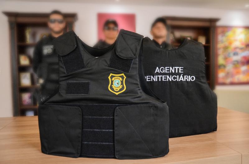 Sejus entrega novos equipamentos para agentes penitenciários