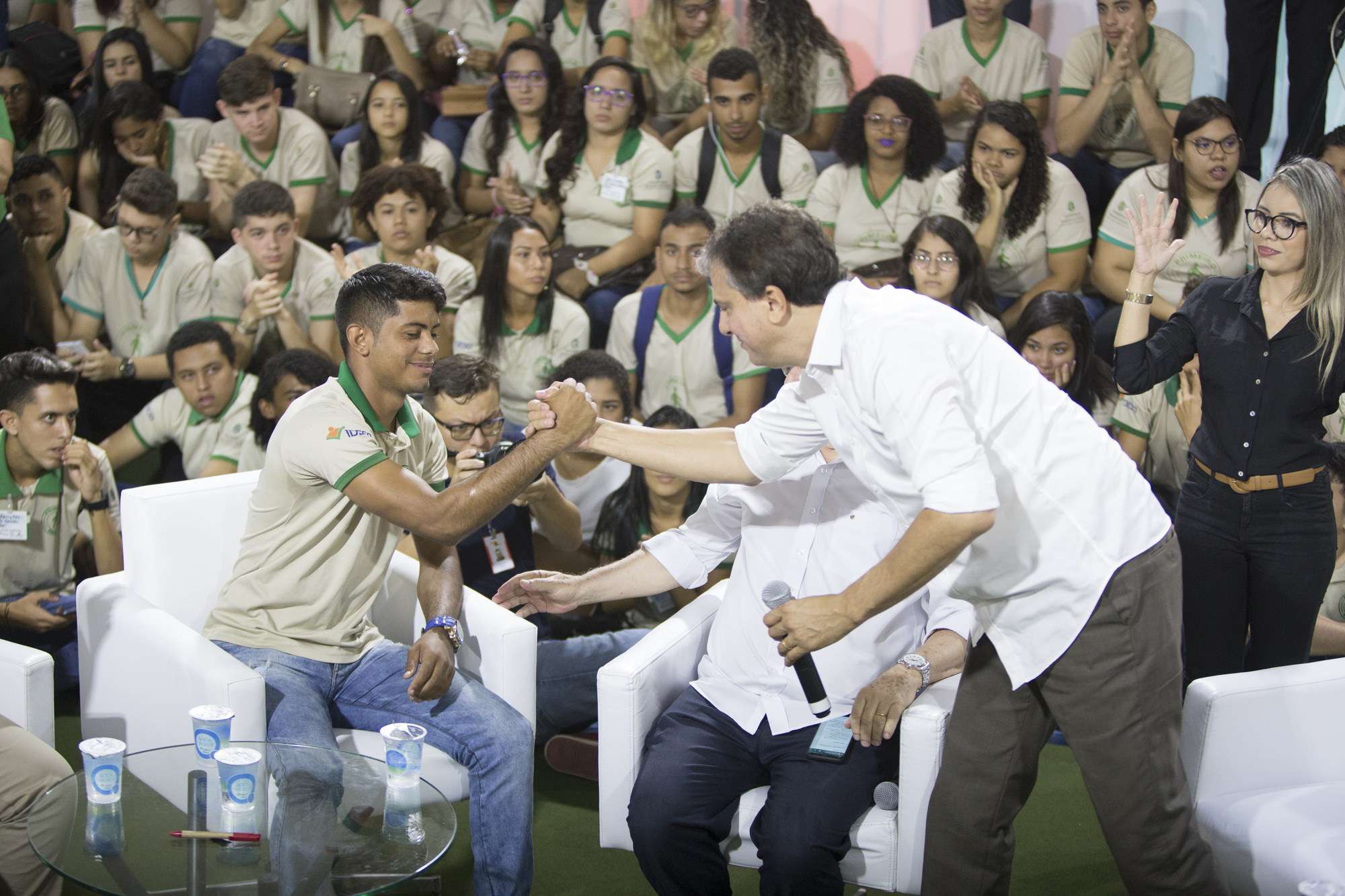 Jovens do Primeiro Passo trocam experiências em ação de lançamento do programa