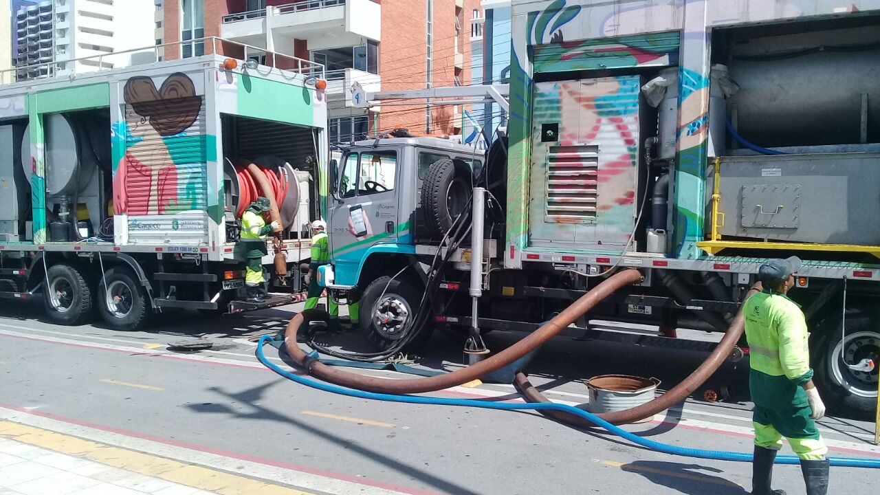 Cagece retira mais 430 toneladas de resíduos da rede coletora de Fortaleza