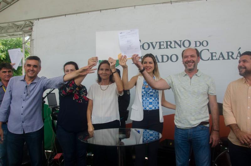 Vice-governadora e primeira-dama do Ceará participam da assinatura da ordem de serviço em visita a obra da Praça Mais Infância de Sobral