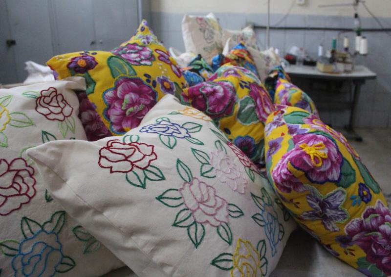 Projeto Bordando a Vida: internas do presídio feminino lançam coleção de almofadas