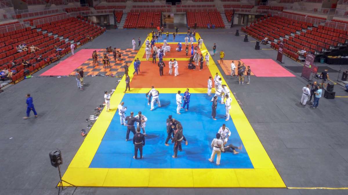 CFO recebe aulão beneficente promovido pelo UFC