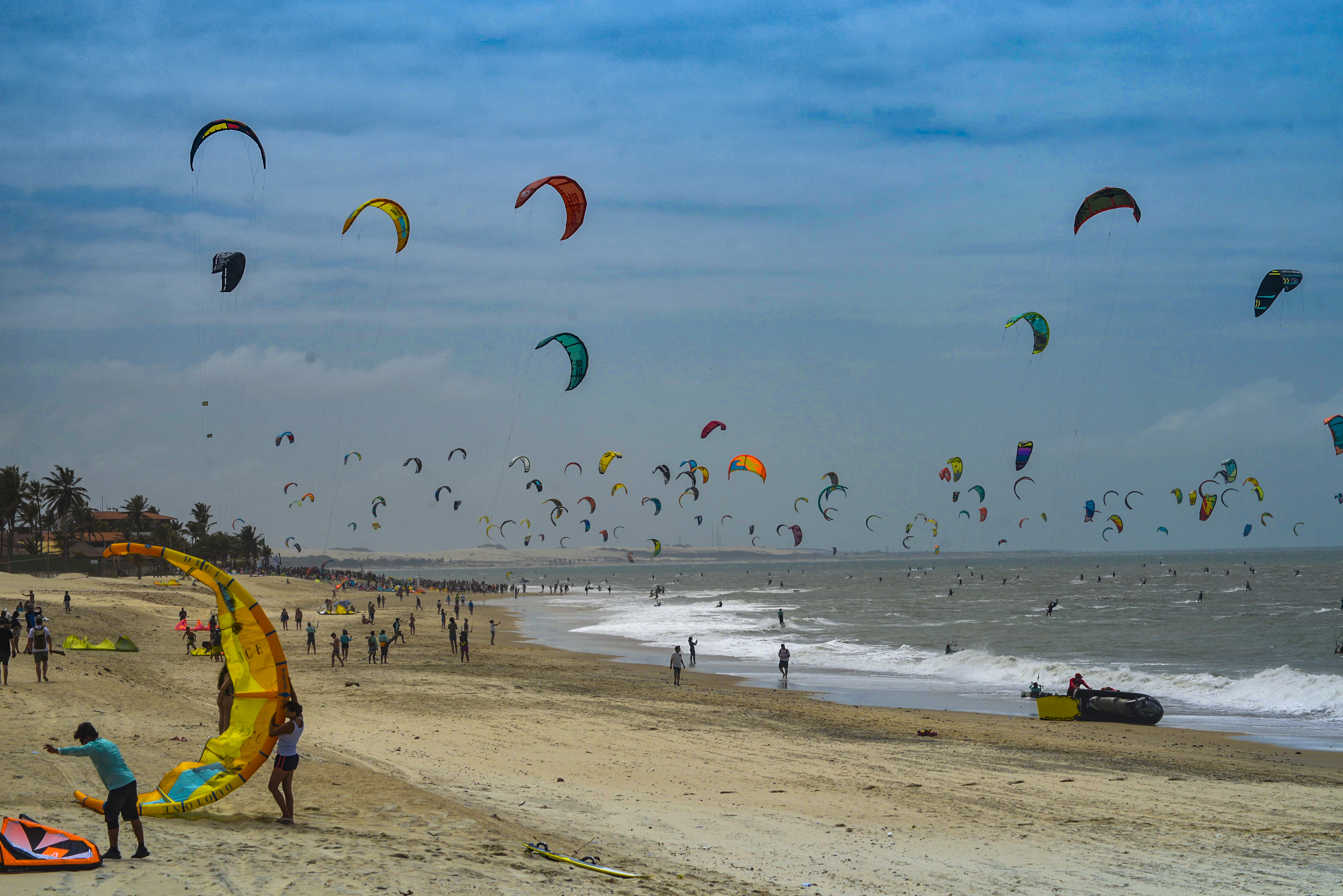 Ceará entra para a história e quebra recorde mundial com 596 kitesurfistas velejando juntos