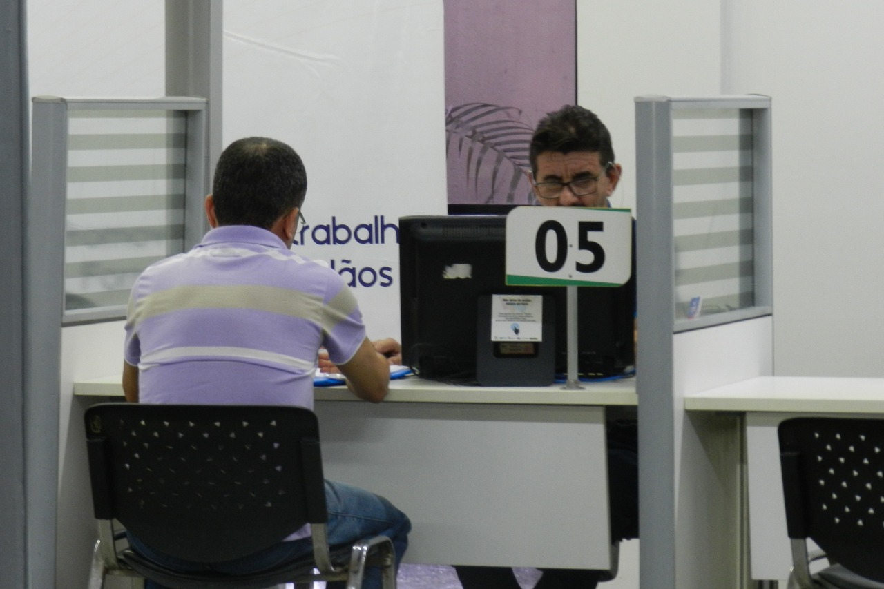 Como trabalhadores à procura um emprego podem evitar cair em golpes