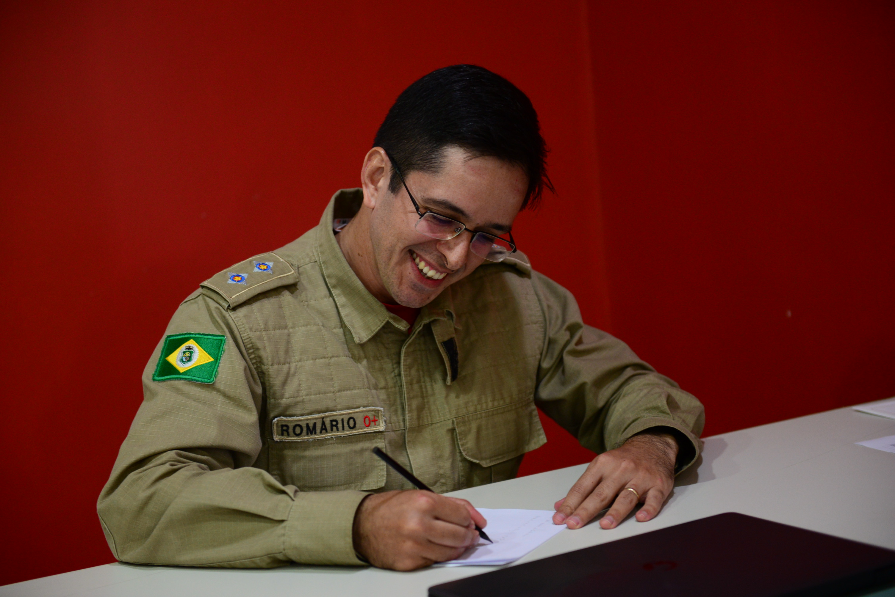 Bombeiro cearense é finalista em concurso internacional de poesia