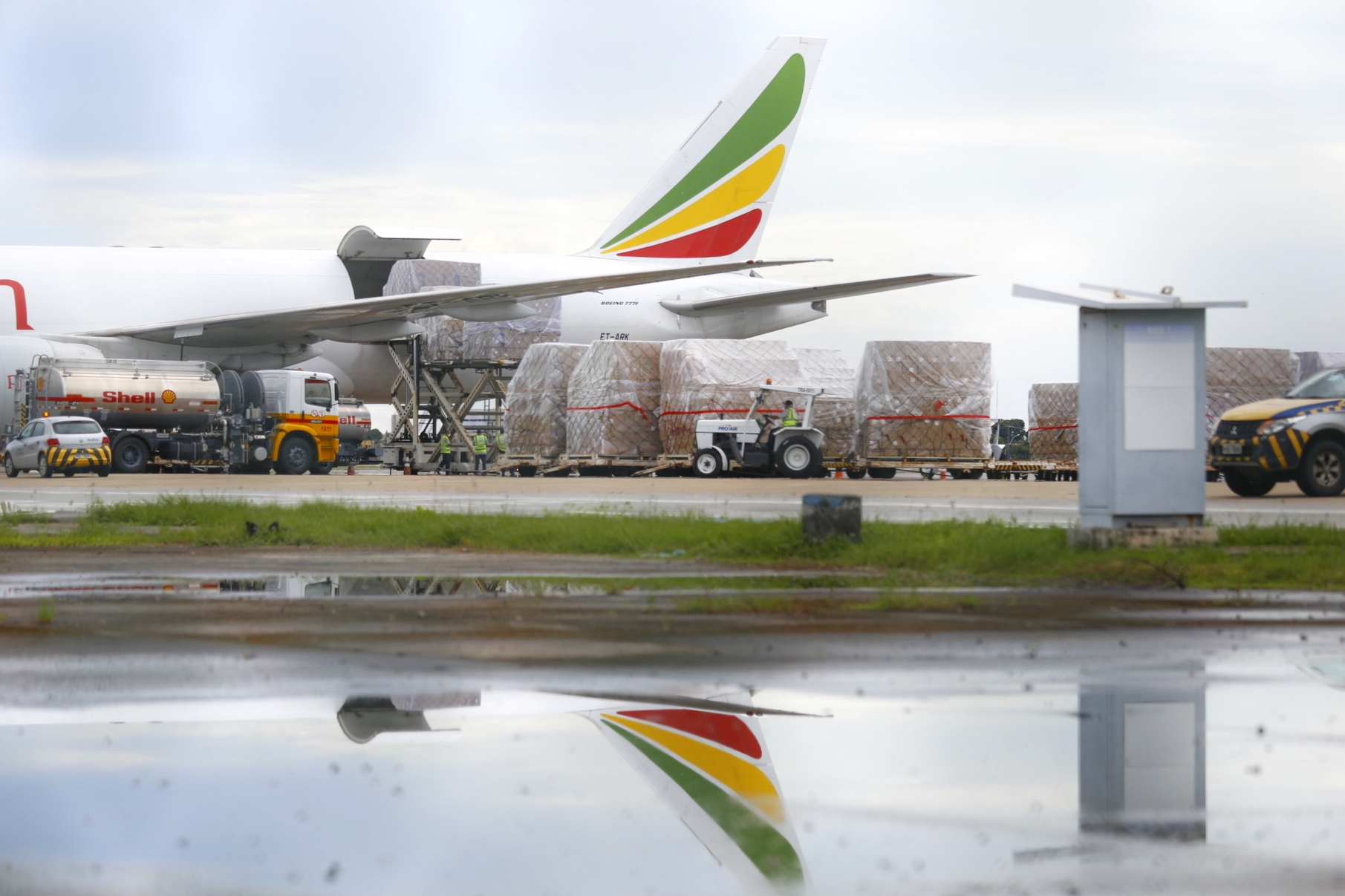 Desembarca carga de quase 90 toneladas de insumos comprados pelo Governo do Ceará para combater a Covid-19