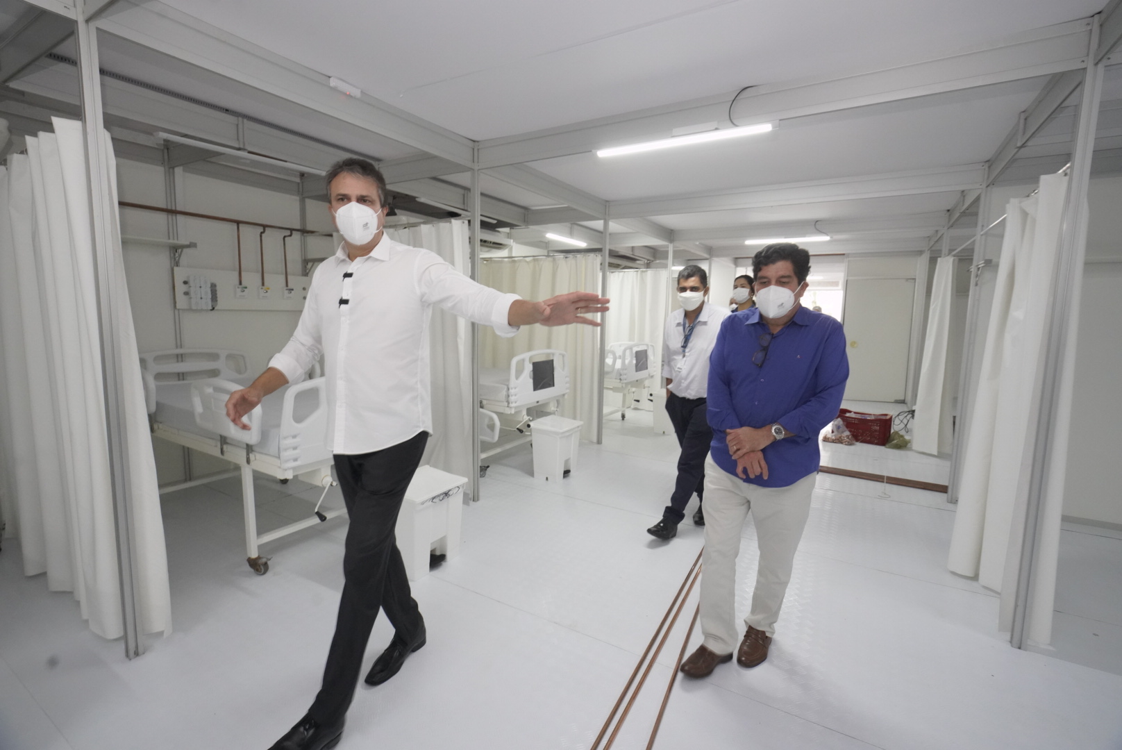 Governador inspeciona fase final da montagem de mais 30 leitos de UTI em unidade de campanha na UPA da Praia do Futuro