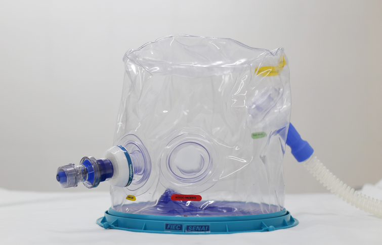 Mais de mil capacetes Elmo foram doados à Sesa para combate à pandemia; ESP/CE capacita 650 profissionais de saúde para uso do equipamento