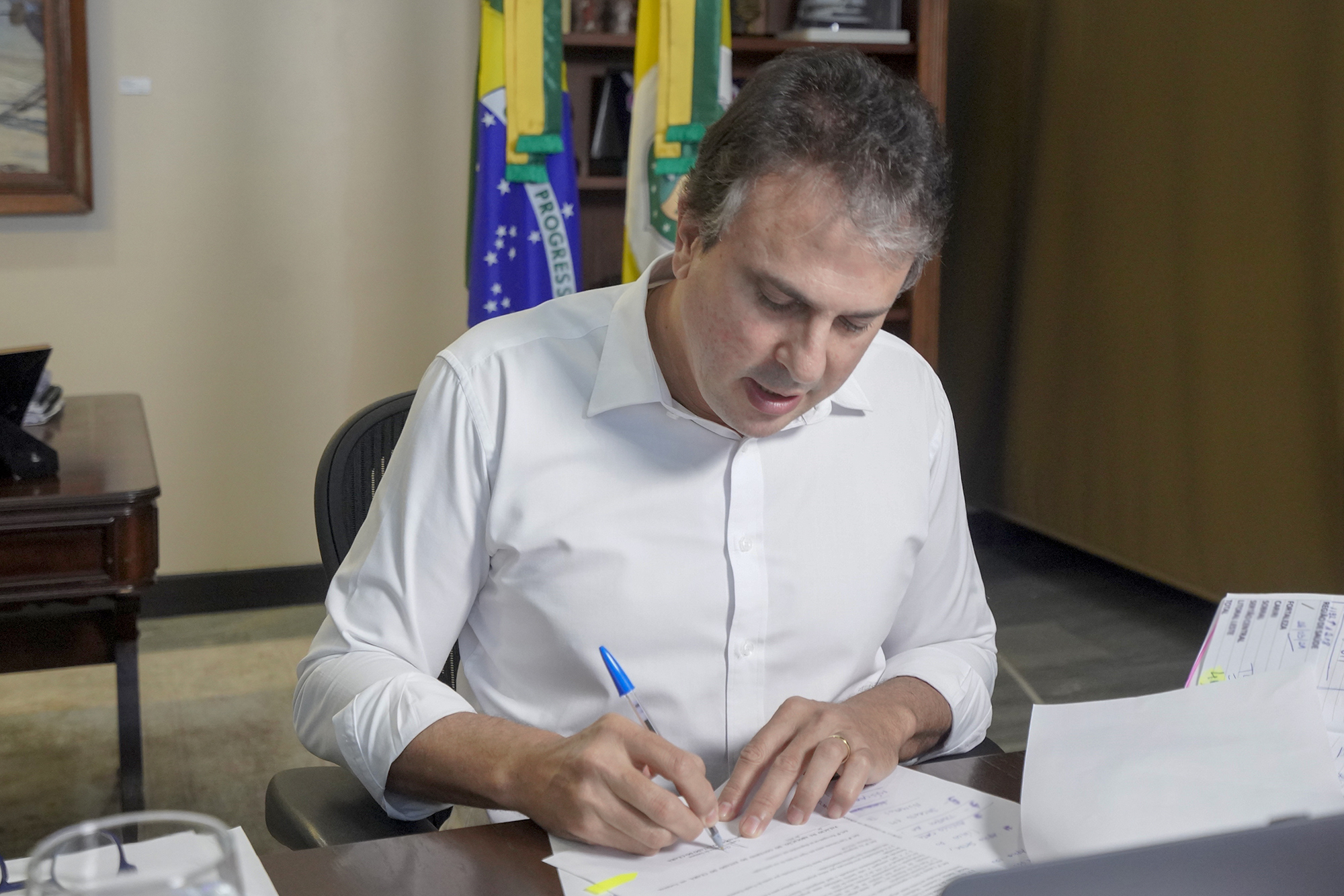 Governador assina decreto que regulamenta vale-gás e atualiza número de leitos de Covid