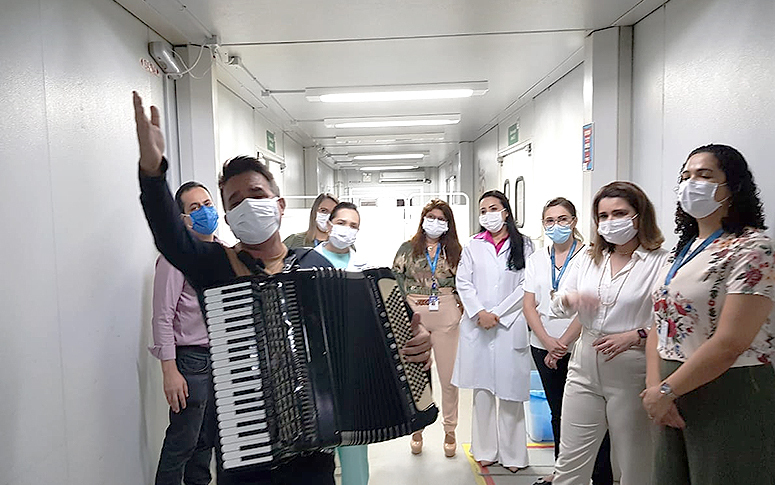 ‘Anjos sem asas’: profissionais da UPA Conjunto Ceará recebem homenagem do cantor Ítalo Poeta