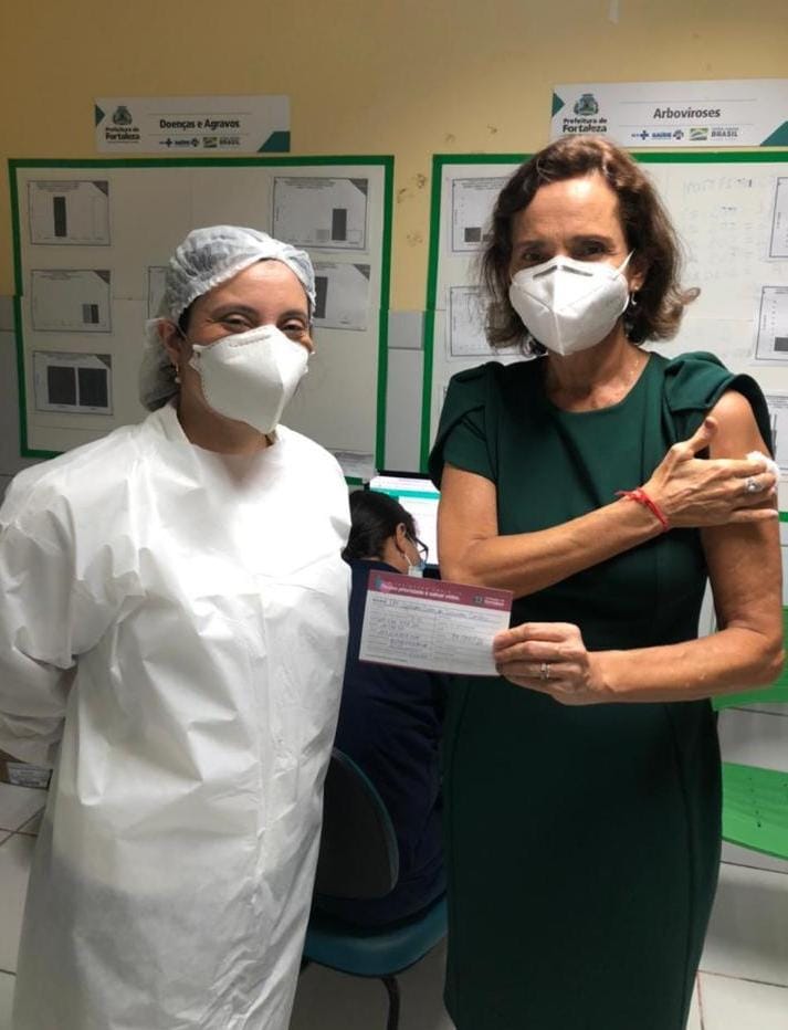 Vice-Governadora do Ceará, Izolda Cela recebe primeira dose da vacina contra Covid-19
