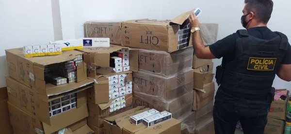 Polícia Civil apreende quase meio milhão de cigarros contrabandeados e prende comerciante em Limoeiro do Norte
