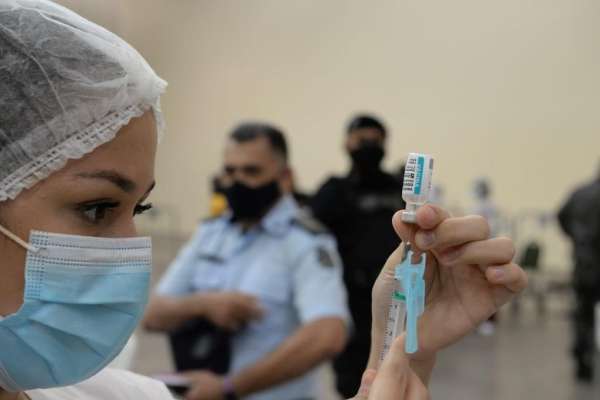 Começa a imunização dos profissionais da segurança pública com a primeira dose da vacina contra a Covid-19 em Fortaleza