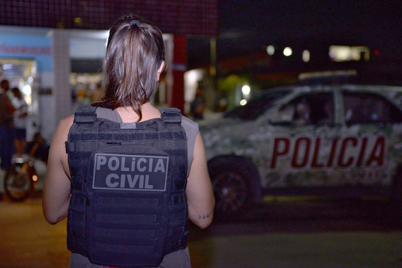 PC-CE captura dois homens foragidos da Justiça cearense por roubo e tráfico de drogas em Fortaleza