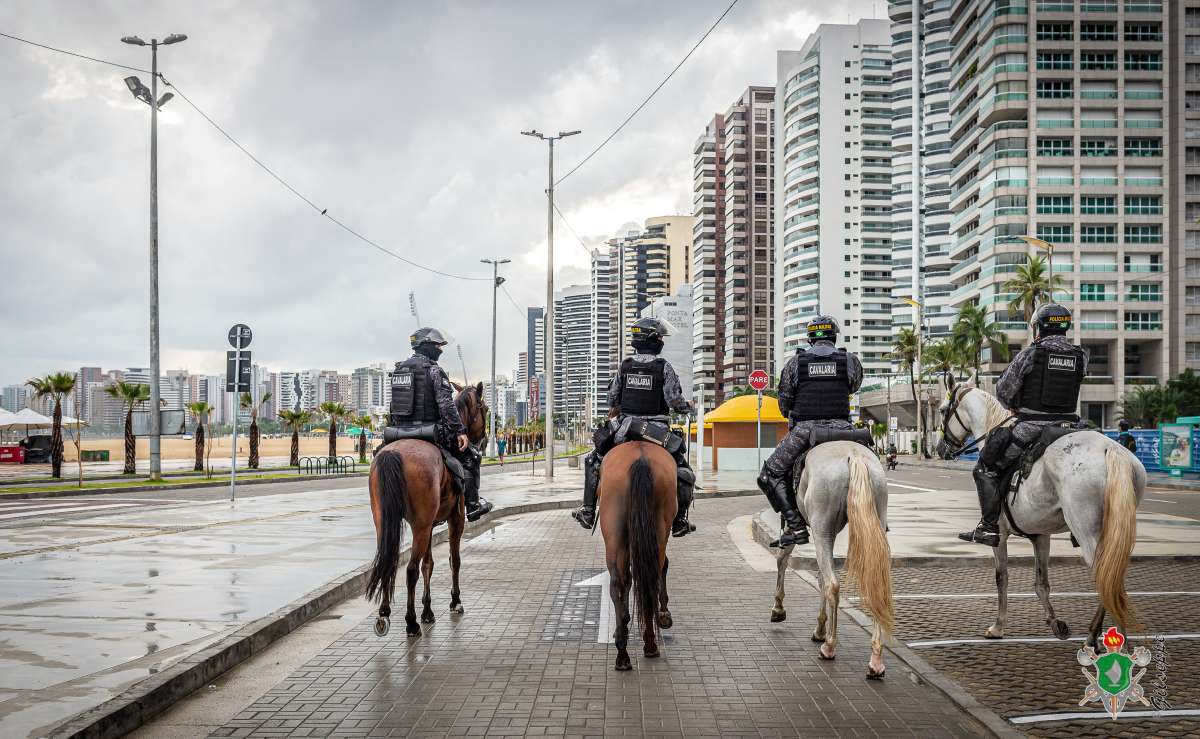 PMCE utiliza a Cavalaria no trabalho de fiscalização das medidas sanitárias de combate à Covid-19