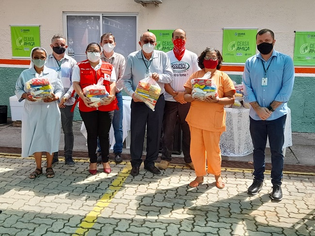 Ceasa e associação doam cinco toneladas de alimentos a instituições carentes