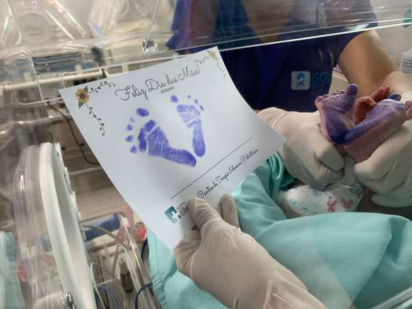 Marca do amor: mães recebem cartinhas com imagem dos pés dos bebês internados no HGWA