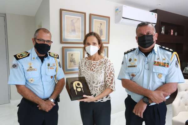Vice-governadora do Ceará é condecorada com a Distinção Honorífica, maior honraria da Casa Militar