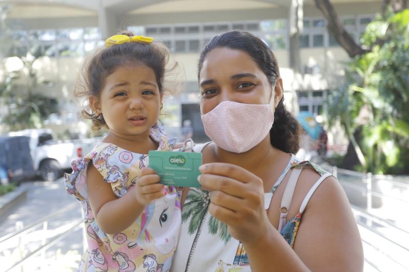 Auxílio Cesta Básica: Beneficiários começam a receber seus cartões em pontos de atendimento