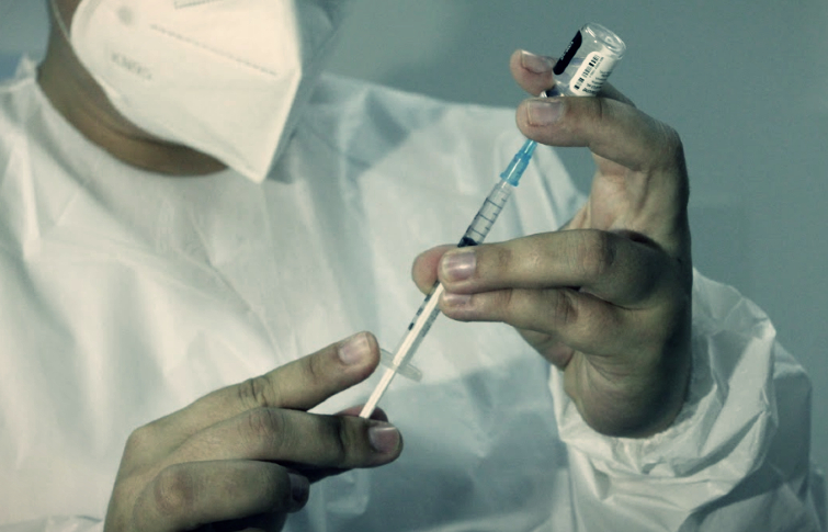 Gestantes e puérperas que tomaram primeira dose de AstraZeneca podem completar vacinação com Pfizer, orienta Sesa