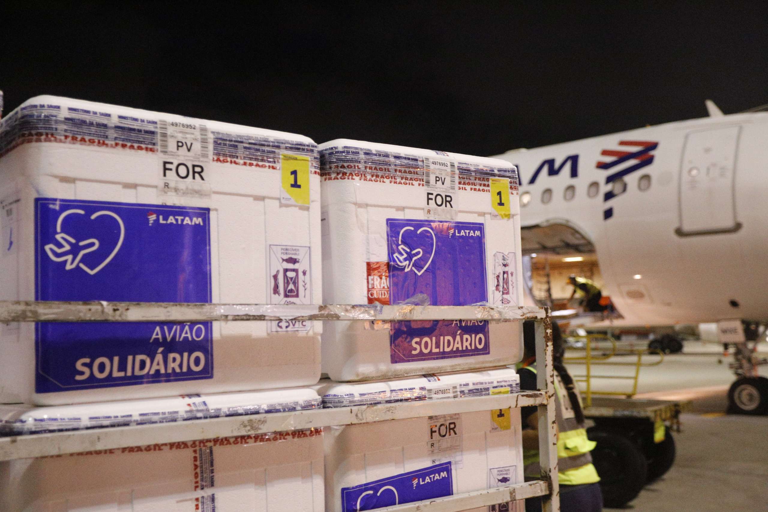 300 mil doses de CoronaVac adquiridas pelo Governo do Ceará chegam a Fortaleza