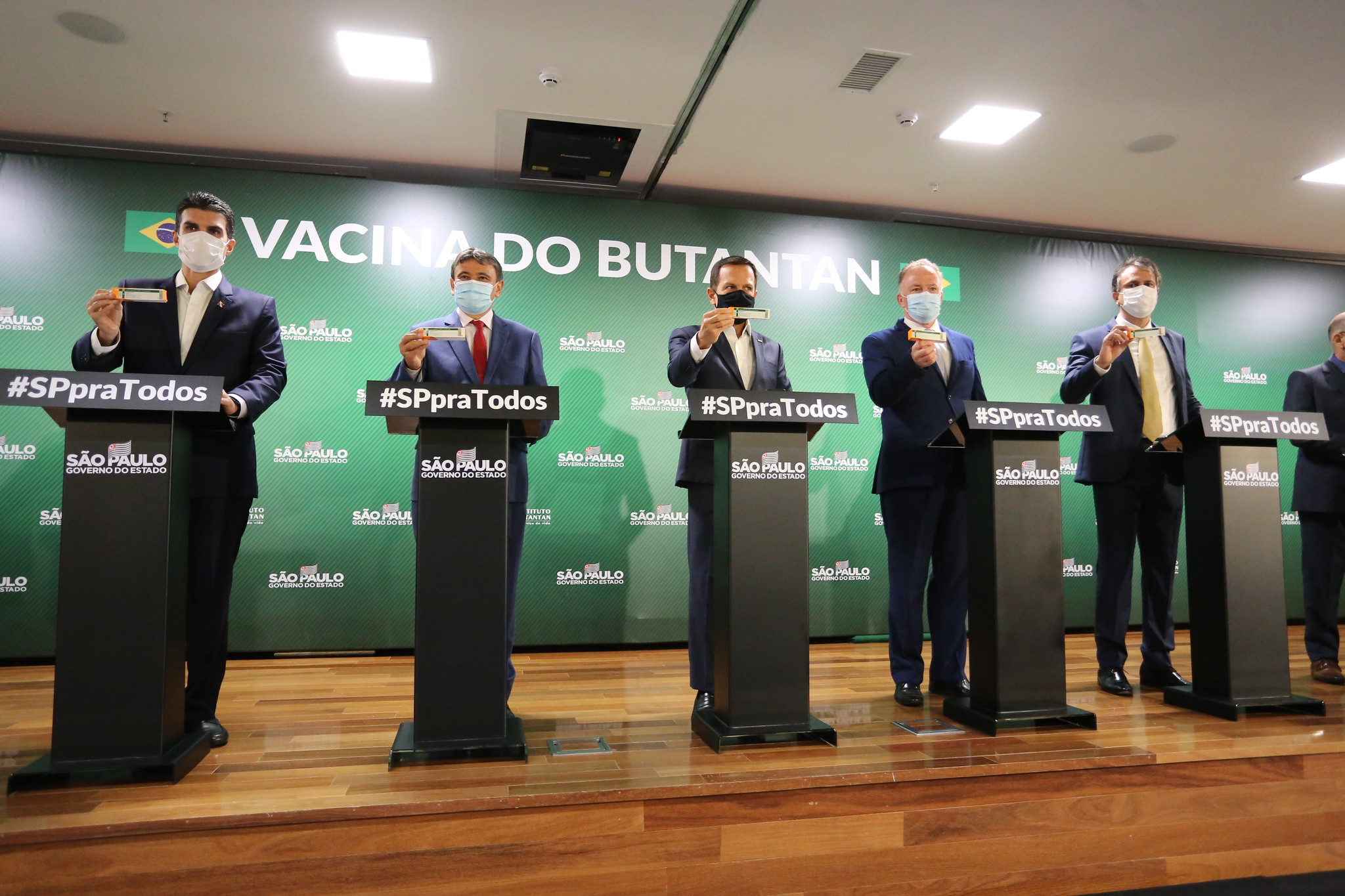 Com compra direta de 300 mil doses de CoronaVac, Ceará atinge capacidade para vacinar 100% da população adulta