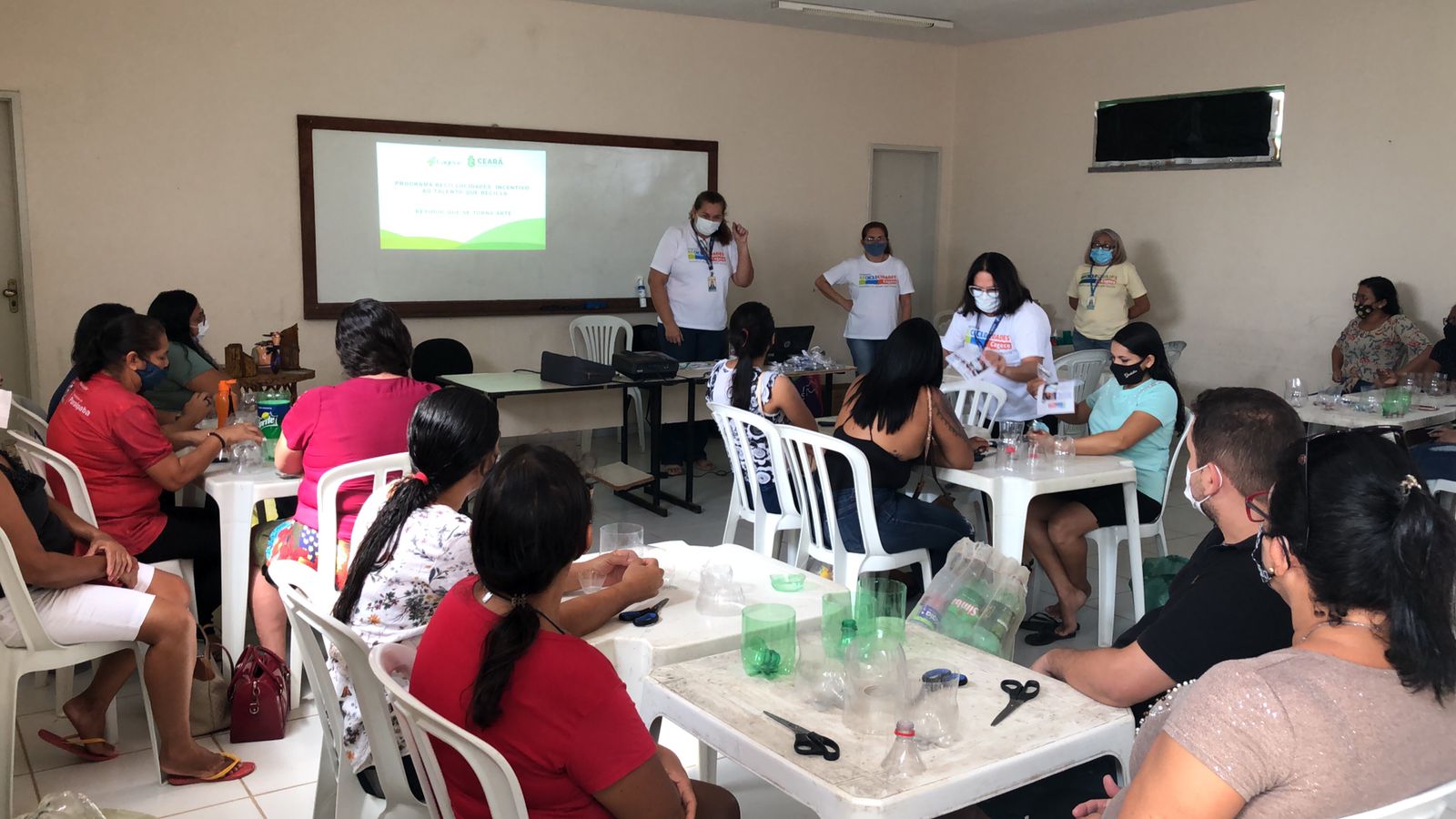 Oficina de artesanato ofertada pela Cagece promove geração de renda para catadores