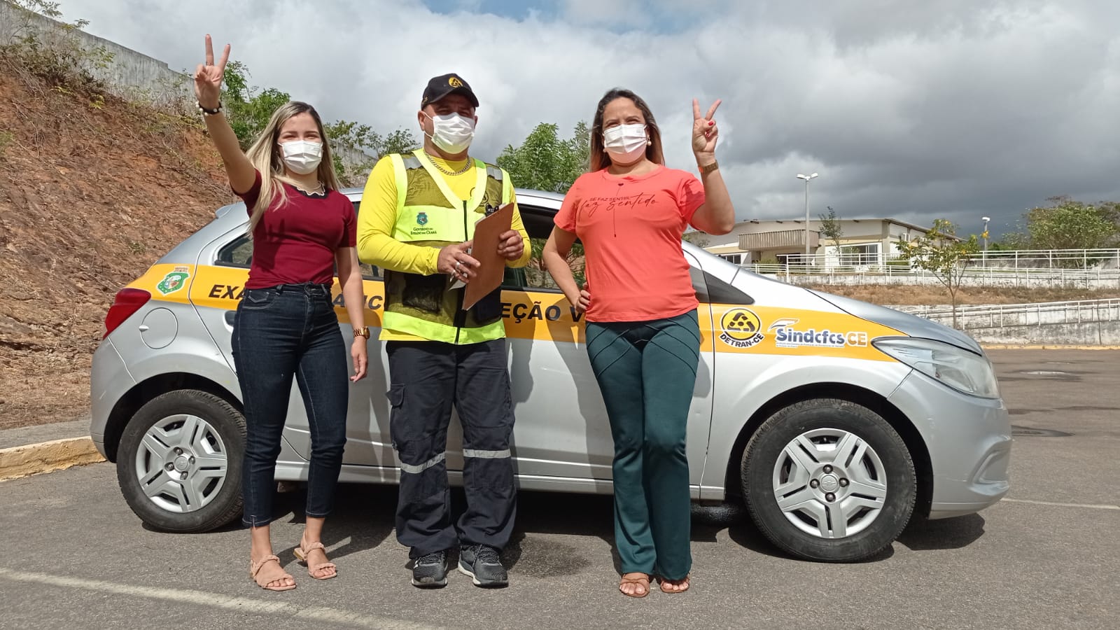 Filha incentiva mãe e ambas são aprovadas no exame prático no Detran-CE