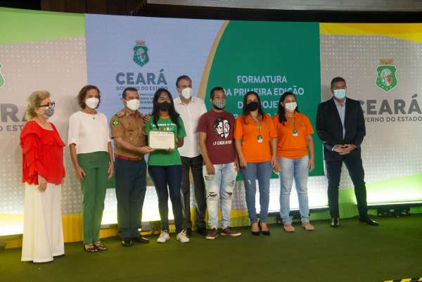 Cerimônia marca a formatura de 603 jovens do projeto Virando o jogo