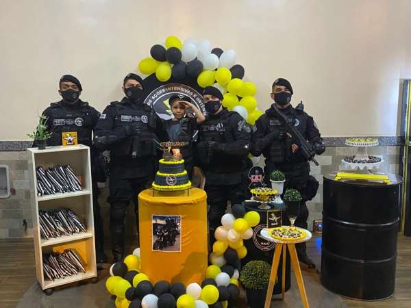 Menina que sonha em ser policial militar escolhe festa de aniversário com tema do CPRaio
