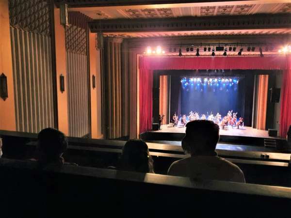 Jovens acompanham apresentação da Orquestra Contemporânea Brasileira