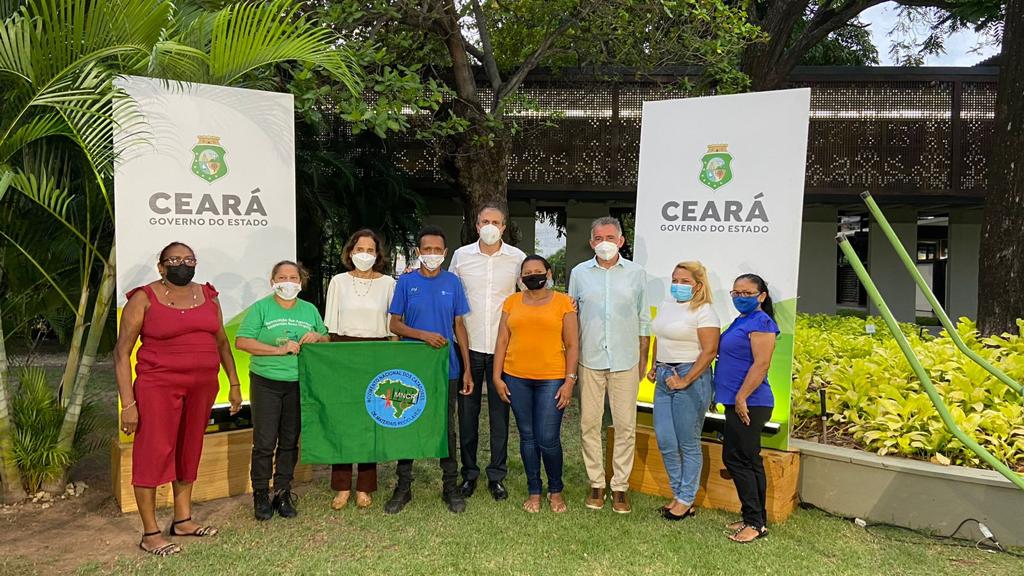 Governo do Ceará beneficia associações de catadores de 70 municípios cearenses com doações de prensas e carrinhos para coleta
