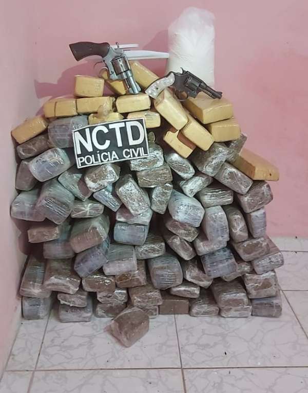 Polícia Civil apreende 62 quilos de drogas e duas armas de fogo com suspeito em Juazeiro do Norte