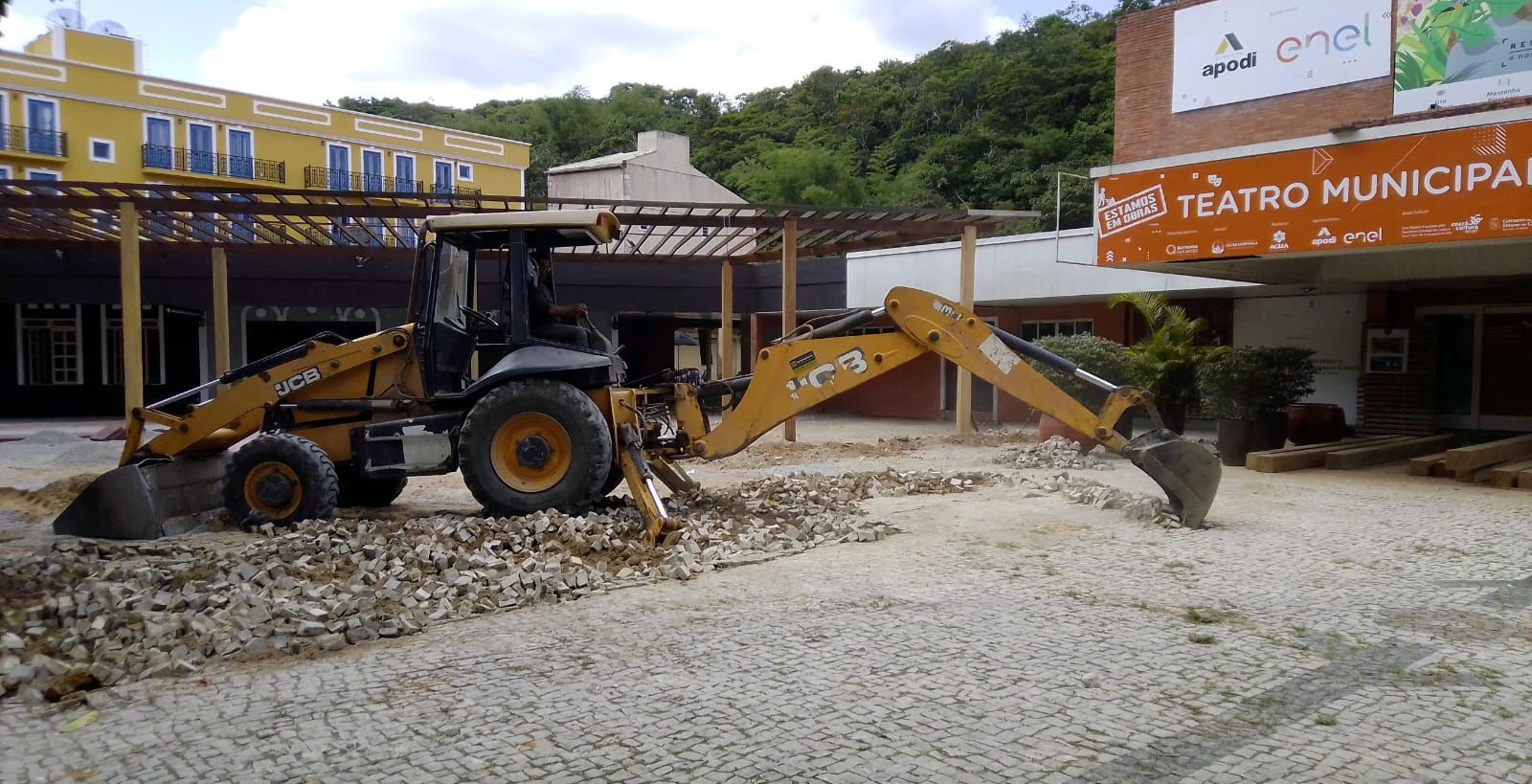 Reforma da Praça do Teatro de Guaramiranga chega a 50% de execução