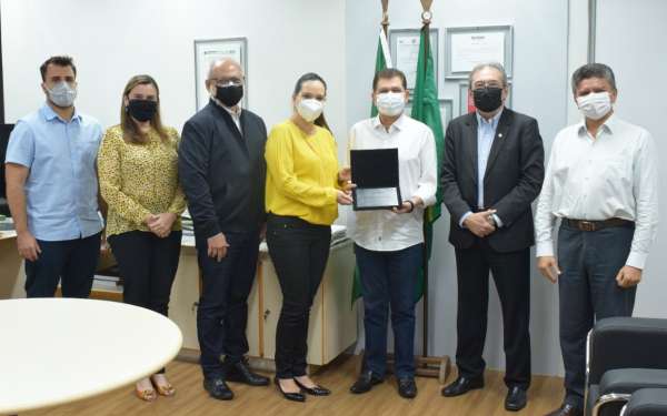 CGE homenageia deputado federal Mauro Benevides Filho por fortalecimento do Sistema de Controle Interno