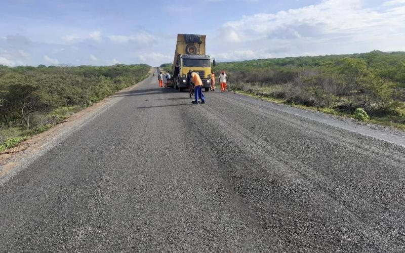 Pavimentação da CE-173 entre Irauçuba e Brotas, em Miraíma, já passa de 50% de execução