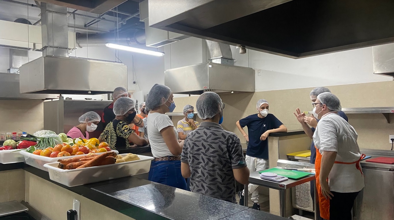 Escola de Gastronomia Social realiza curso básico para pessoas surdas