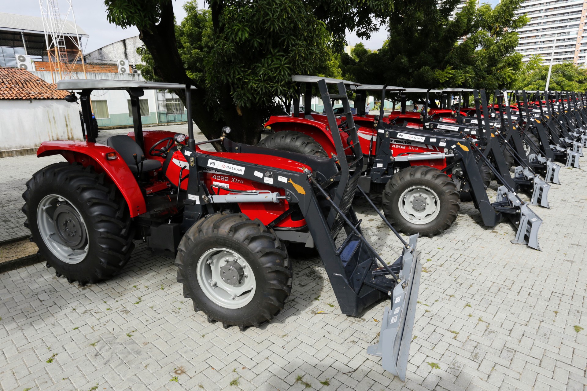 Governo do Ceará entrega o primeiro lote de tratores para fortalecer atividade rural