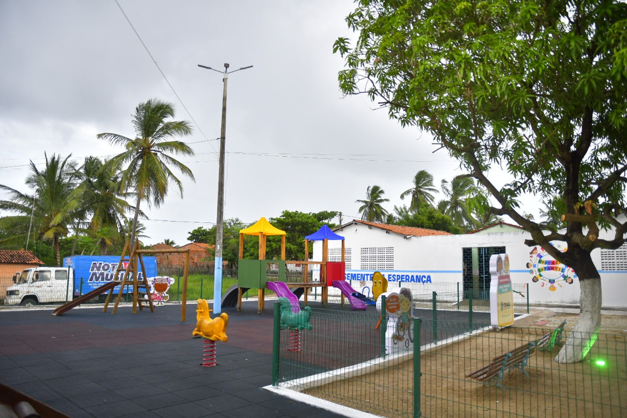 População de Amontada recebe equipamentos de lazer para as crianças e esporte do Governo do Ceará