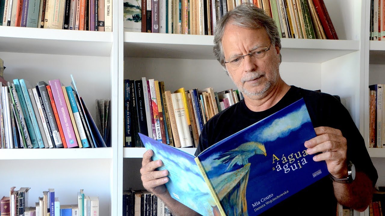 Escritor moçambicano Mia Couto participa de conversa sobre literatura e formação de leitores