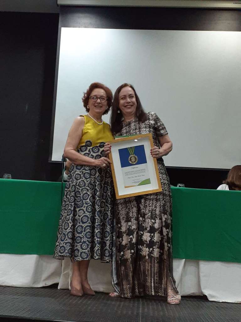 Professora Sofia Lerche Vieira recebe título de Conselheira Honorária do CEE