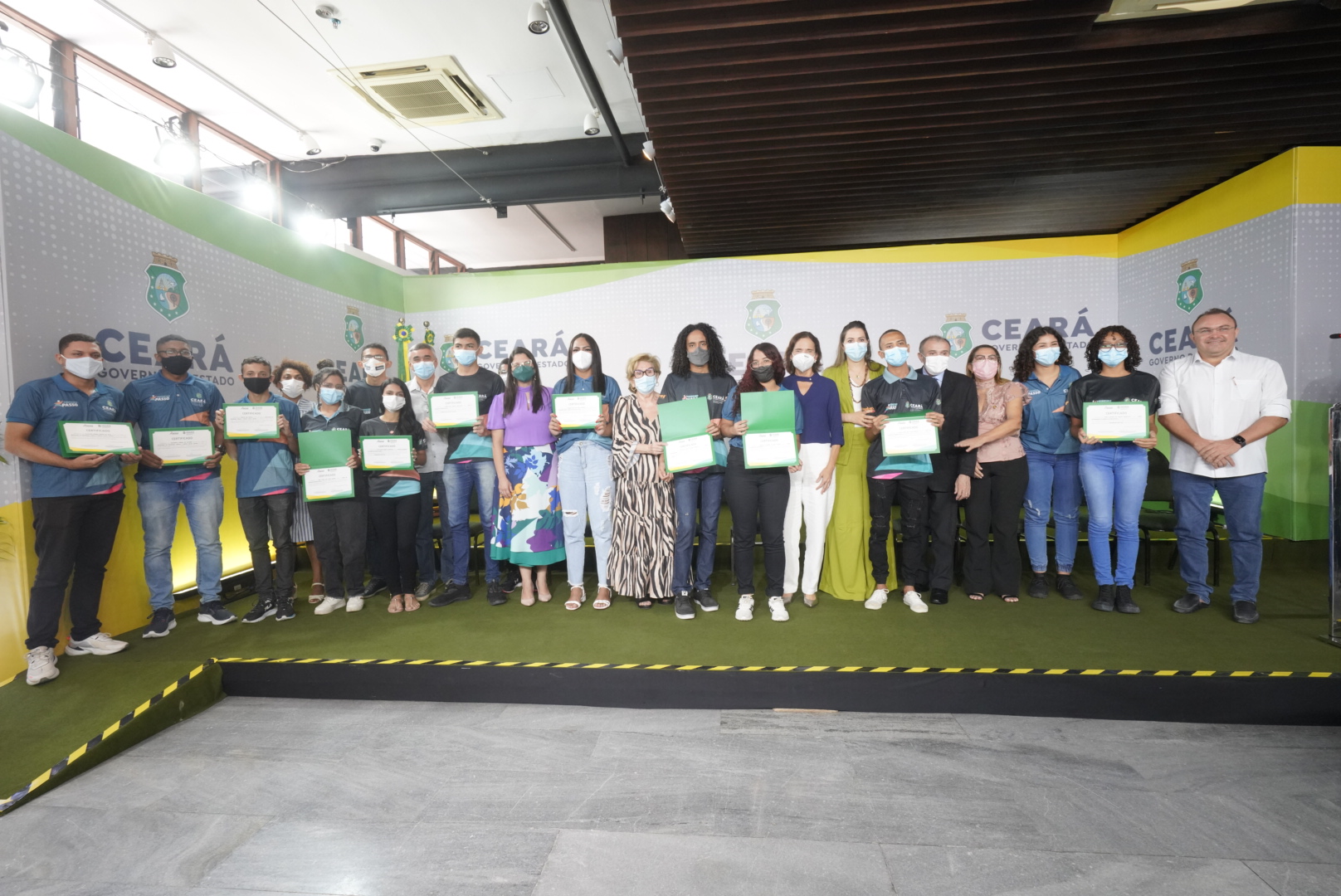 Em dia de certificação de jovens do Primeiro Passo, governadora Izolda Cela lança mais de dez mil vagas de qualificação profissional